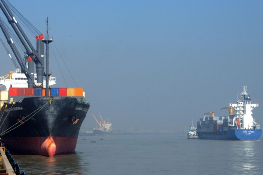 চলতি মাসে জ্বালানি নিয়ে দেশে ৩২ জাহাজ, পথে আরও ৪টি