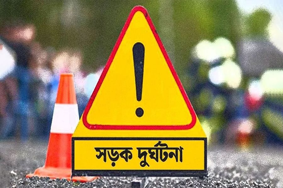 দাউদকান্দিতে ট্রাক খাদে পড়ে নিহত ৭