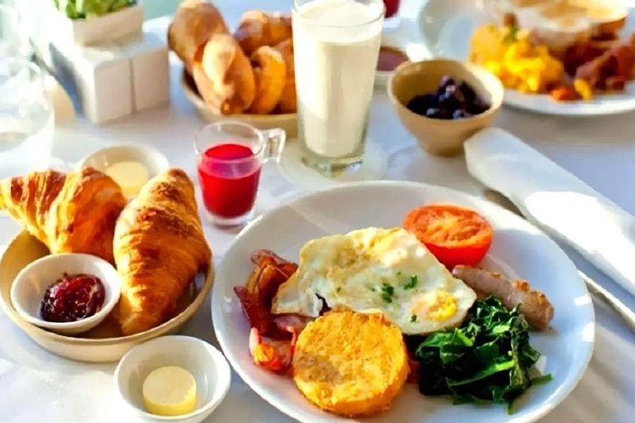 সকালের নাস্তা দেরিতে করছেন? বাড়তে পারে হজমের সমস্যা