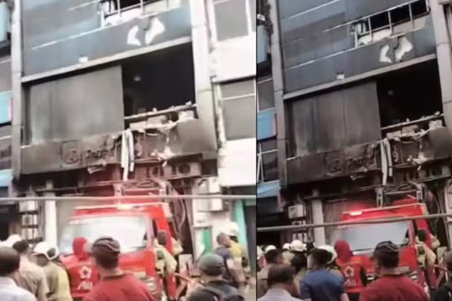 ইন্দোনেশিয়ায় বহুতল ভবনে ভয়াবহ আগুন, নিহত ২০