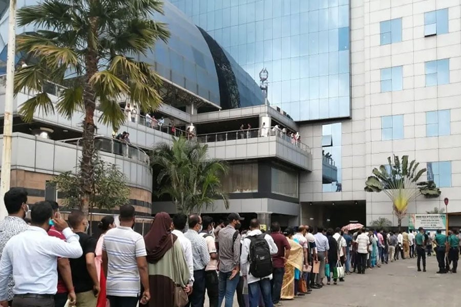 ভারতীয় ভিসা সেন্টারে ভিসা প্রার্থীদের ভিড়