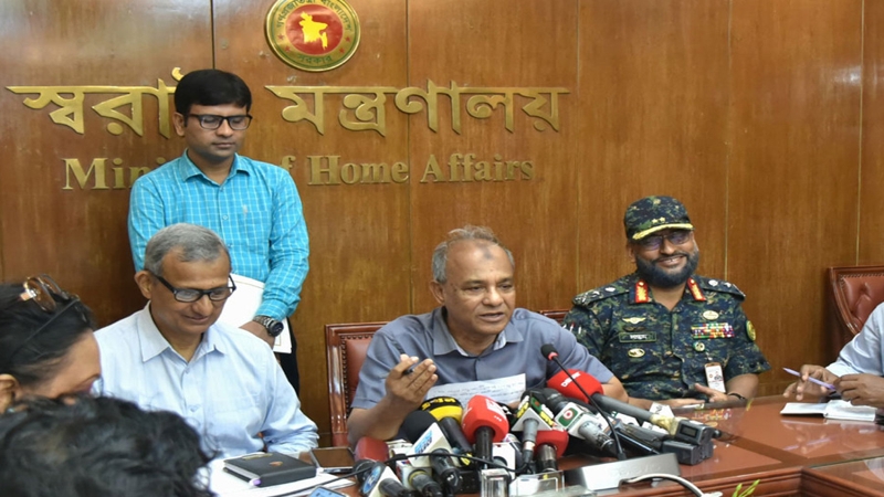 হারানো অস্ত্রের সন্ধান দিলে পুরস্কার দেওয়া হবে : স্বরাষ্ট্র উপদেষ্টা
