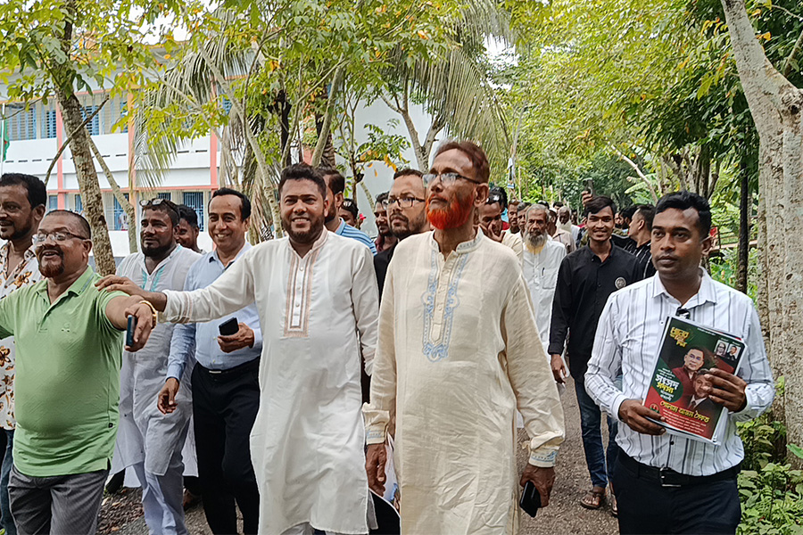 ঝালকাঠিতে তারেক রহমানের ৩১ দফা কর্মসূচির লিফলেট বিতরণ