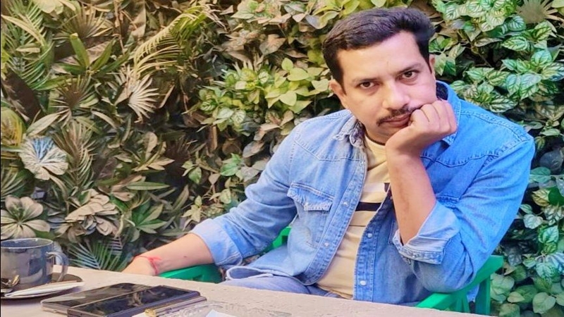 লজ্জা পাচ্ছে, আবার নীরবে প্রতিরোধও করছে