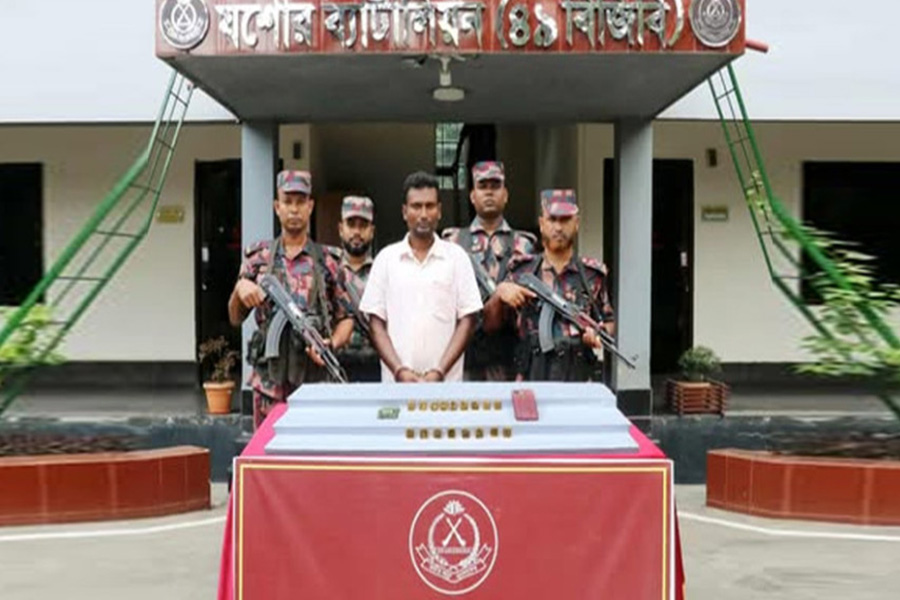 যশোরে তিন কোটি টাকার স্বর্ণের বারসহ যুবক আটক