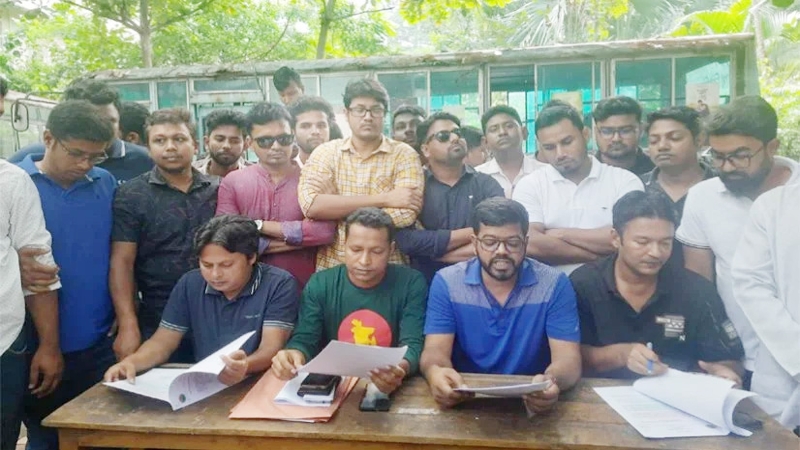 ৫ দফা দাবিতে জবি ছাত্রদলের স্মারকলিপি