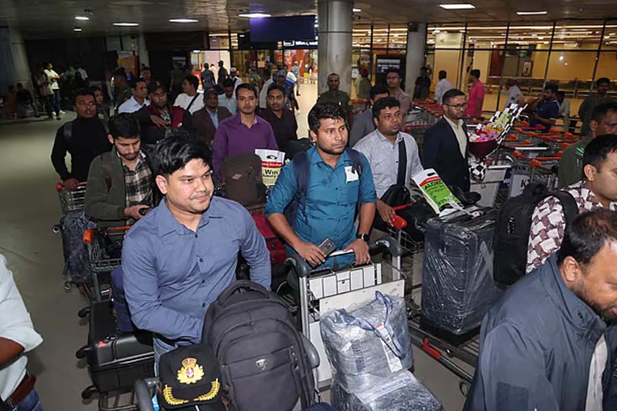 হরমুজ প্রণালিতে ১১৫ দিন অবরুদ্ধ থাকার পর ‘বাংলার জয়যাত্রা’র নাবিকেরা দেশে ফিরেছেন। ছবি: সংগৃহীত