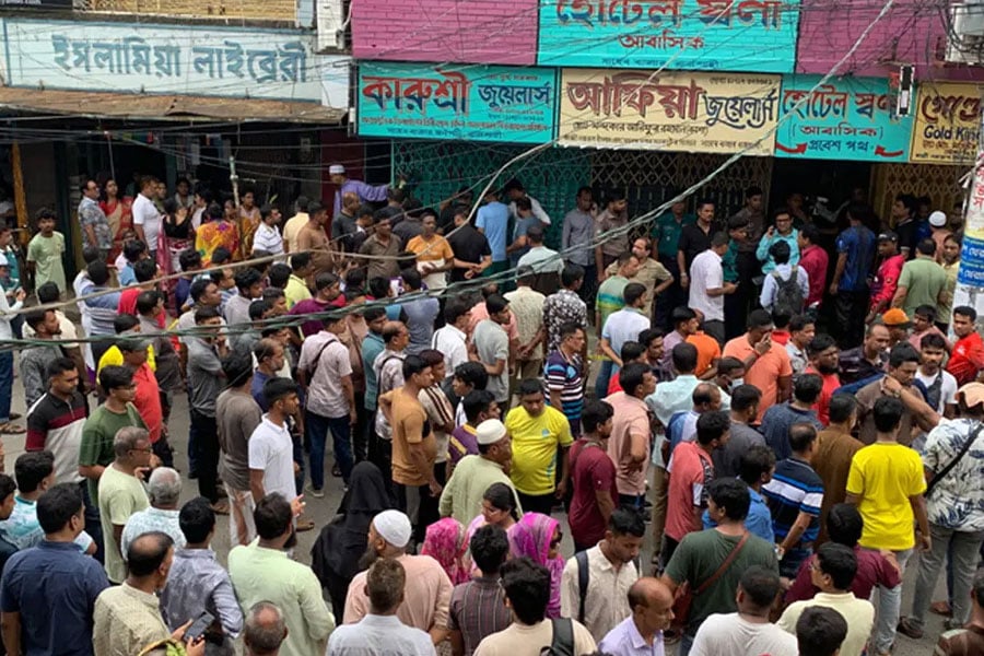দেয়াল কেটে ১৪০০ ভরি অলঙ্কার লুট