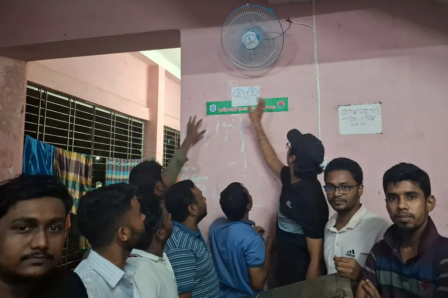 ঢাকা কলেজের নর্থ হলে লাইট-ফ্যান উপহার দিল ছাত্রদল