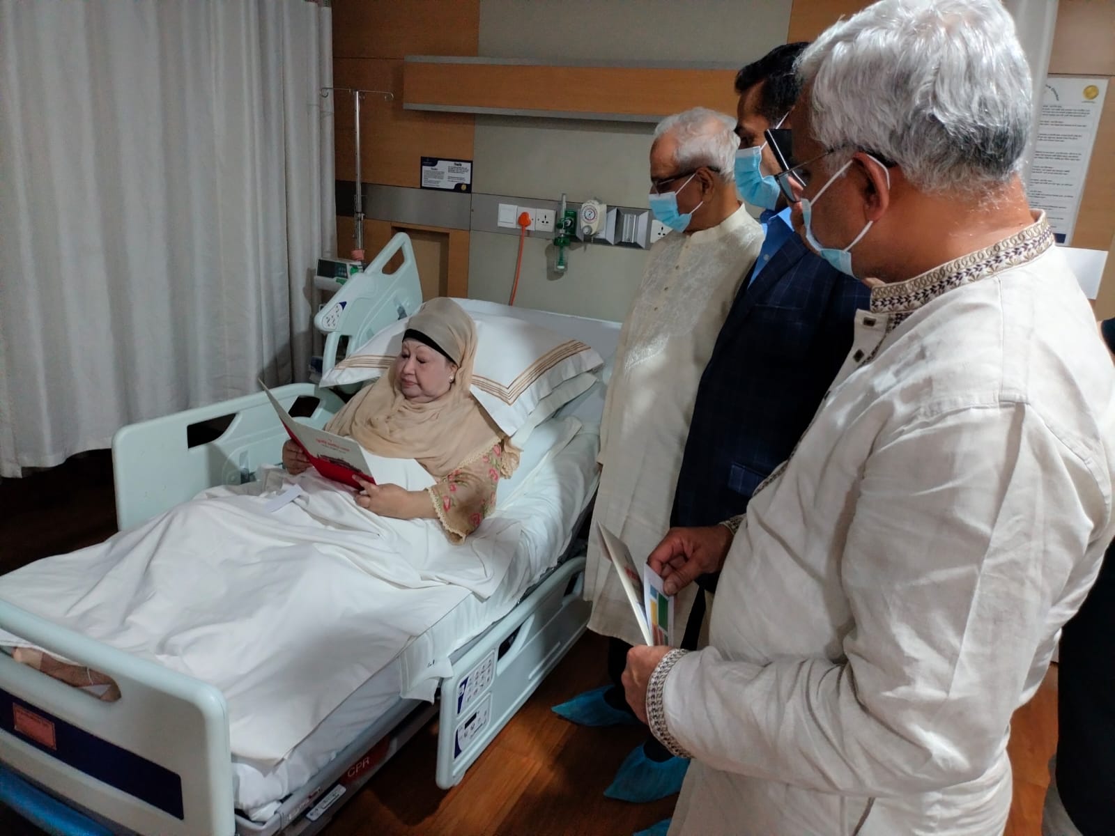 খালেদা জিয়াকে আমন্ত্রণ পত্র পৌঁছে দিলেন ঐকমত্য কমিশনের সদস্যরা