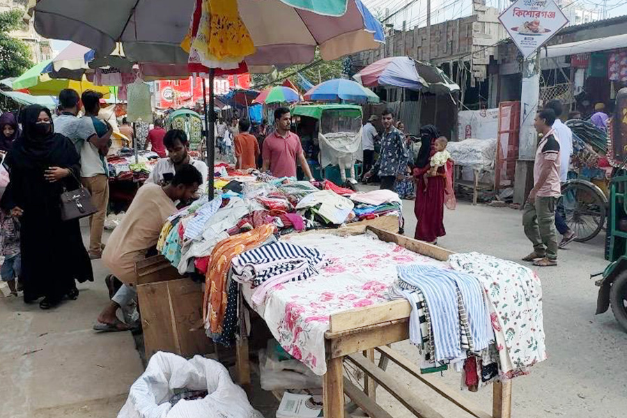 কিশোরগঞ্জ শহরে ফুটপাত–ওয়াকওয়ে দখলের মহোৎসব