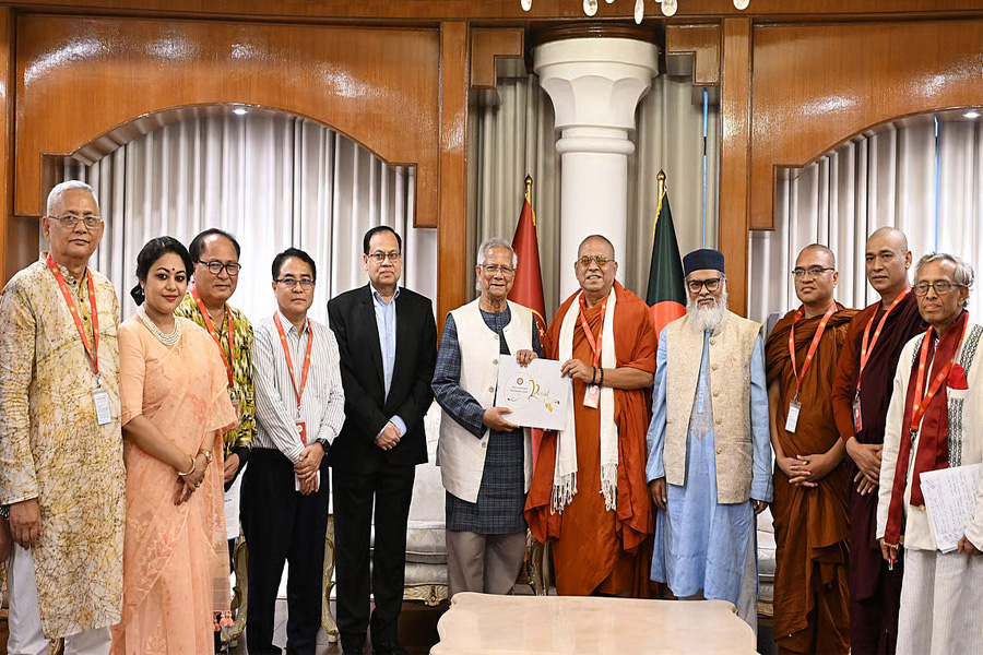প্রধান উপদেষ্টার সঙ্গে বৌদ্ধ ধর্মীয় নেতাদের শুভেচ্ছা বিনিময়