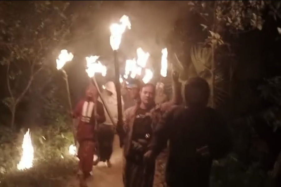 গভীর রাতে কটিয়াদীতে আ.লীগের মশাল মিছিল, আটক ১