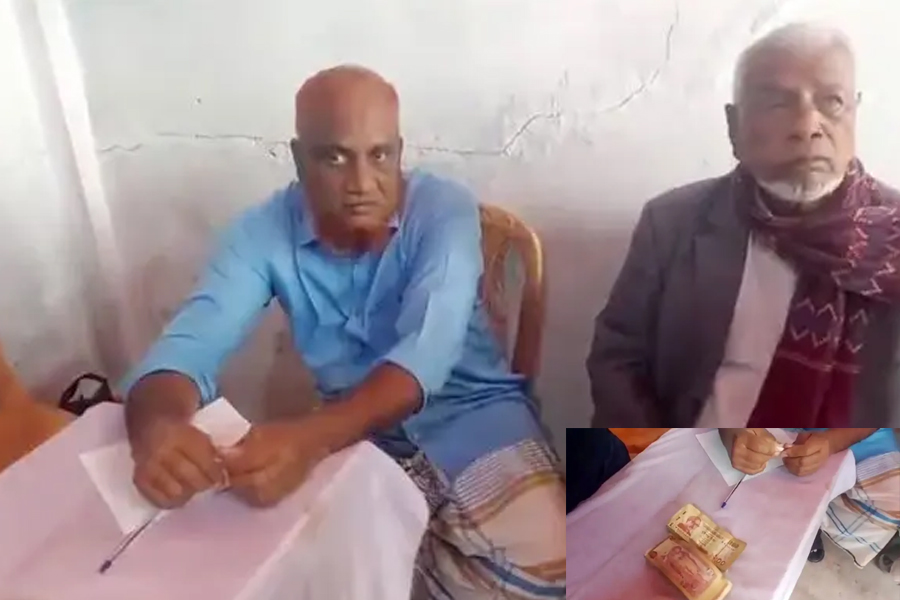 চৌদ্দগ্রামে ভোটার স্লিপের সঙ্গে টাকা বিতরণ