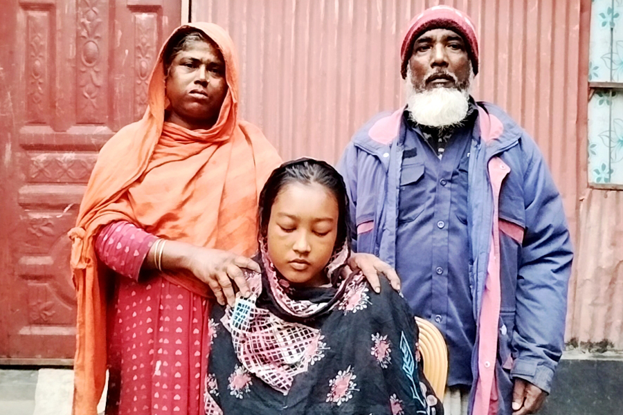 বাঁচতে চায় কিশোরী মিনা খাতুন, চিকিৎসার জন্য চান আর্থিক সহযোগিতা