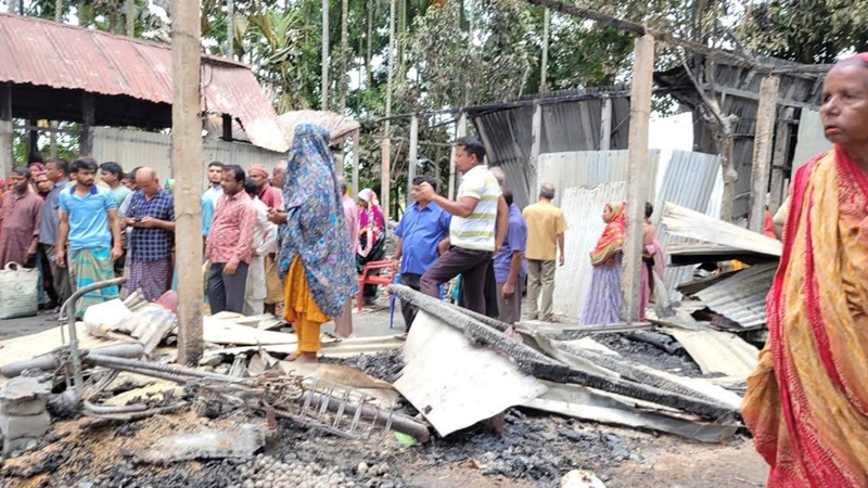 ফুলবাড়ীতে ভয়াবহ অগ্নিকাণ্ডে বসতবাড়ি পুড়ে ছাই