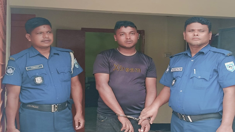 উলিপুরে সমাজসেবা কর্মকর্তা সেজে প্রতারণা, জনতার হাতে যুবক আটক