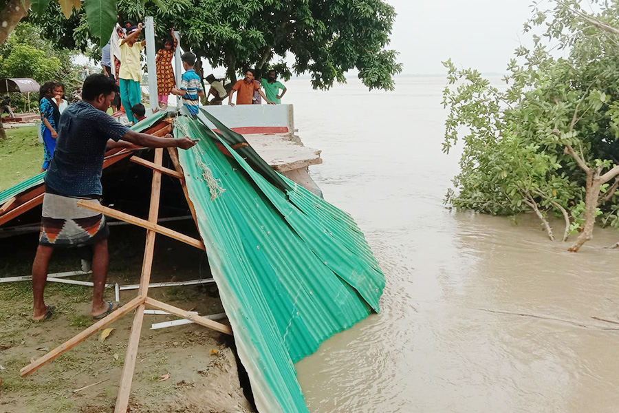 কুষ্টিয়ায় পদ্মার ভাঙনে বিলীন সীমান্তঘেঁষা বিজিবি ক্যাম্প