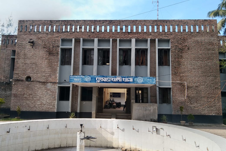 কুমারখালীতে স্কুল ছাত্রকে কোপালেন মাদক ব্যবসায়ী