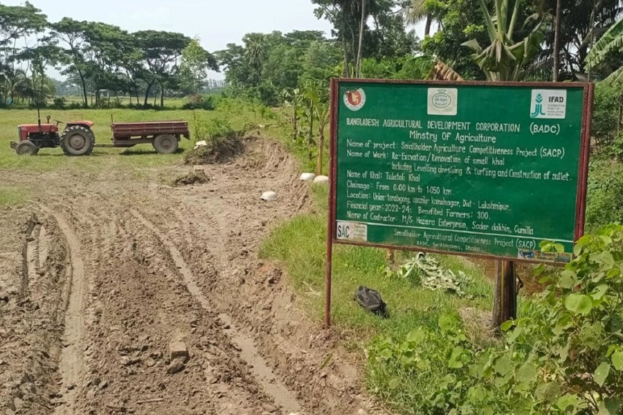 খালের পাড় কেটে বিএনপি নেতার বাড়ির উঠান ভরাট