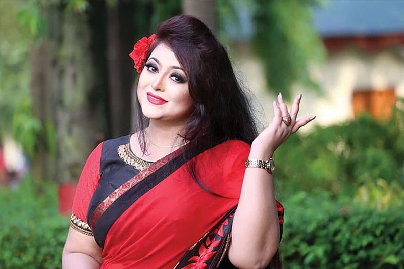 ভক্তদের কাছে দোয়া চাইলেন ঢাকাই চিত্রনায়িকা