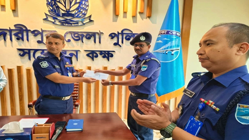 ওসি মাসুদ খানের জেলা শ্রেষ্ঠ অফিসারের পুরষ্কার গ্রহন