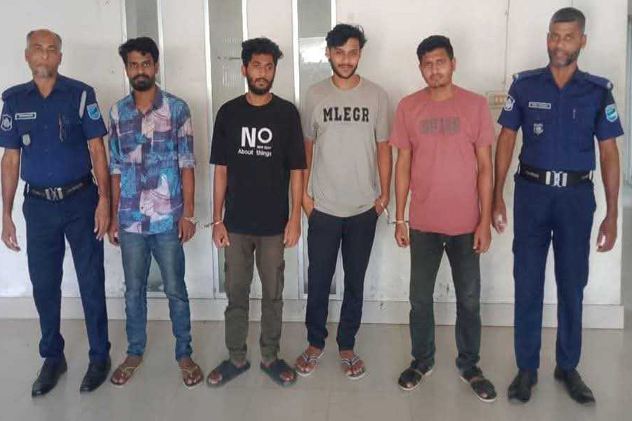 মাদারীপুরে জুয়া খেলার অভিযোগে ৪ যুবক আটক