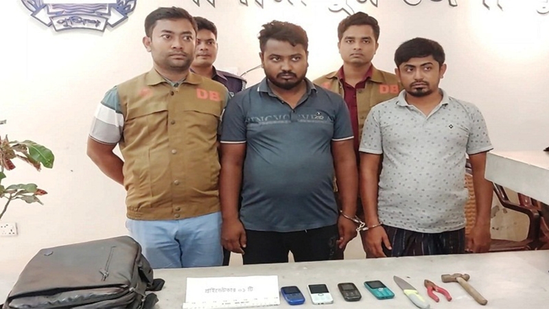 পটুয়াখালীতে পুলিশের অভিযানে দুই ডাকাত গ্রেপ্তার