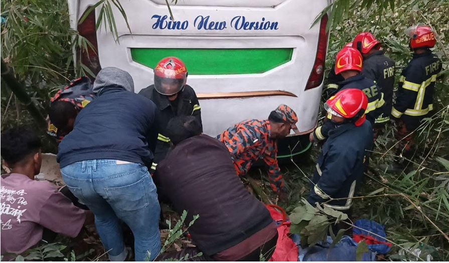 মাদারীপুরে যাত্রীবাহী বাসচাপায় নিহত ৬