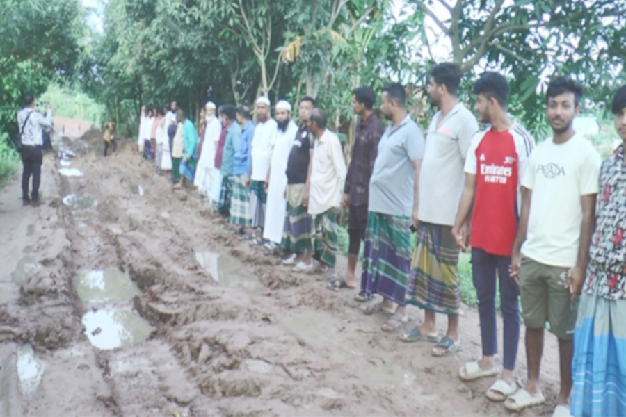 ৫ বছরেও হয়নি সড়ক মেরামত, এলাকাবাসীর উদ্যোগে সংস্কার