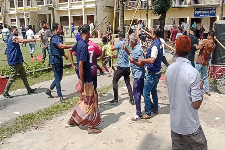 মাদারীপুরে দু'গ্রুপের সংঘর্ষ সাংবাদিক-পুলিশসহ আহত ১৫