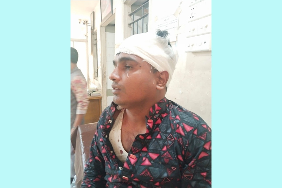 বাড়ির প্রবেশ পথে প্রাচীর নির্মাণে বাধা দিতে গিয়ে সন্ত্রাসী হামলার শিকার