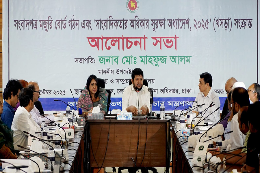 সাংবাদিকতার অধিকার সুরক্ষা জন্য সরকার কাজ করছে : তথ্য উপদেষ্টা