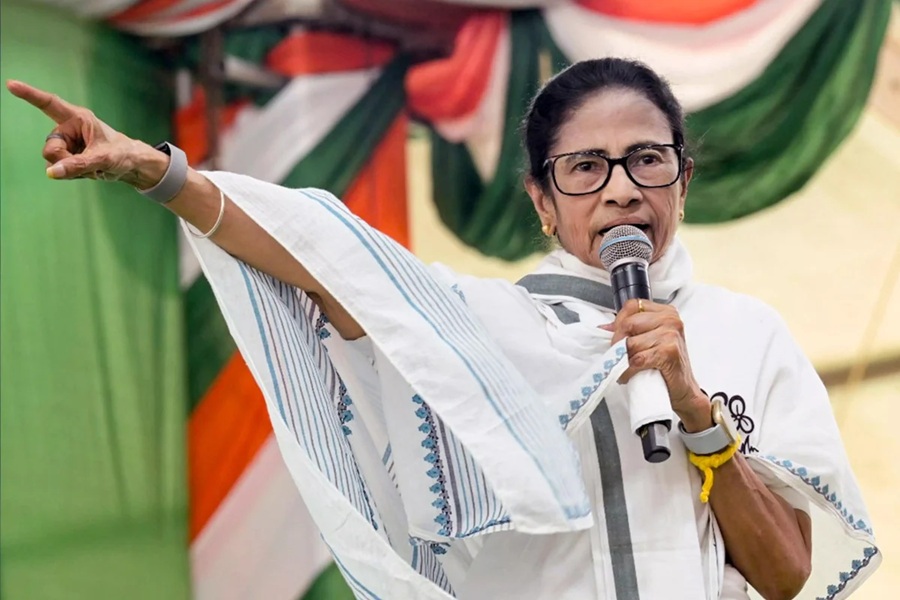 অন্দরের ফাটল প্রকাশ্যে, মমতাকে পিঠ দেখাচ্ছেন ছায়াসঙ্গীরা