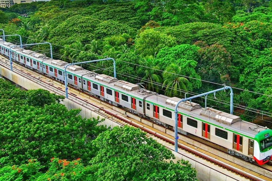 অবশেষে মেট্রোরেল চলাচল শুরু