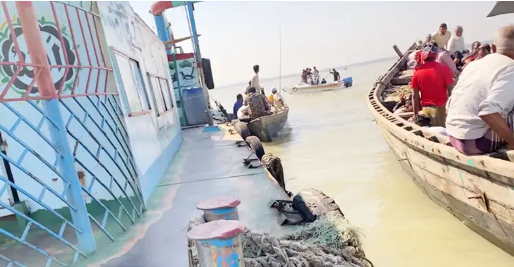 মেঘনায় বালু উত্তোলনে স্থানীয়দের বাধা, গুলিবিদ্ধ ৩