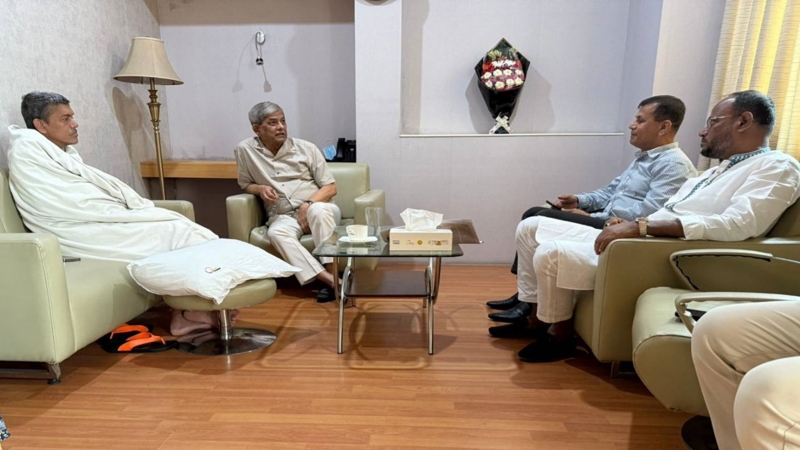 রফিকুল ইসলাম বকুলকে দেখতে হাসপাতালে যান মির্জা ফখরুল