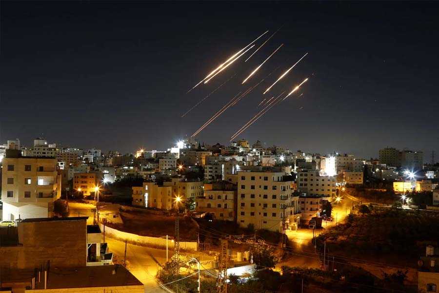 ইসরায়েলের একাধিক শহরে হামলা, বড় বিস্ফোরণ বাহরাইনে