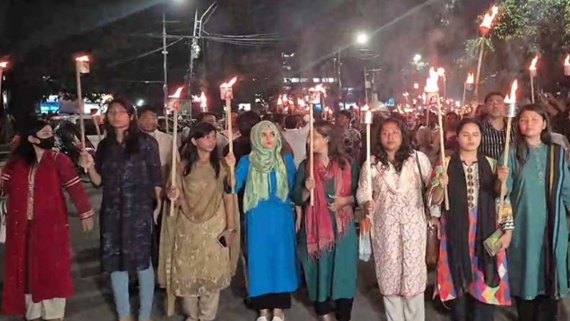 সাম্য হত্যার বিচার দাবিতে ঢাবিতে মশাল মিছিল