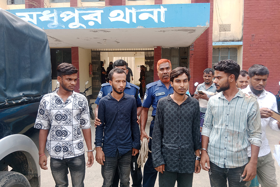 চালকের বুদ্ধিমত্তায় প্রাণ ও সিএনজি দুটোই রক্ষা পেল