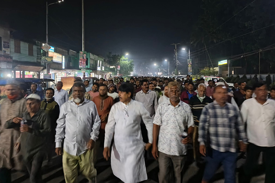 প্রার্থী পরিবর্তনের দাবিতে মধুপুরে বিক্ষোভ
