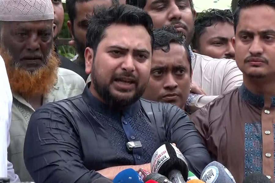 সাংবাদিকদের সাথে কথা বলছেন নাহিদ ইসলাম। ছবি: সংগৃহীত
