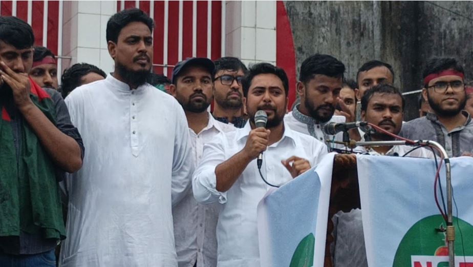 আ'লীগকে পুনর্বাসনের চেষ্টা চলছে : নাহিদ ইসলাম