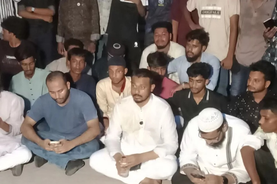 থানায় অবরুদ্ধ নাসীরুদ্দীন পাটওয়ারী, ফেসবুকে লিখলেন ‘প্লিজ সেইভ আস’