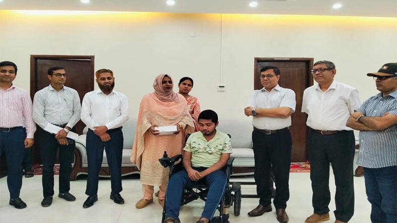 প্রতিবন্ধী শিক্ষার্থীকে হুইল চেয়ার হস্তান্তর করলেন উপাচার্য