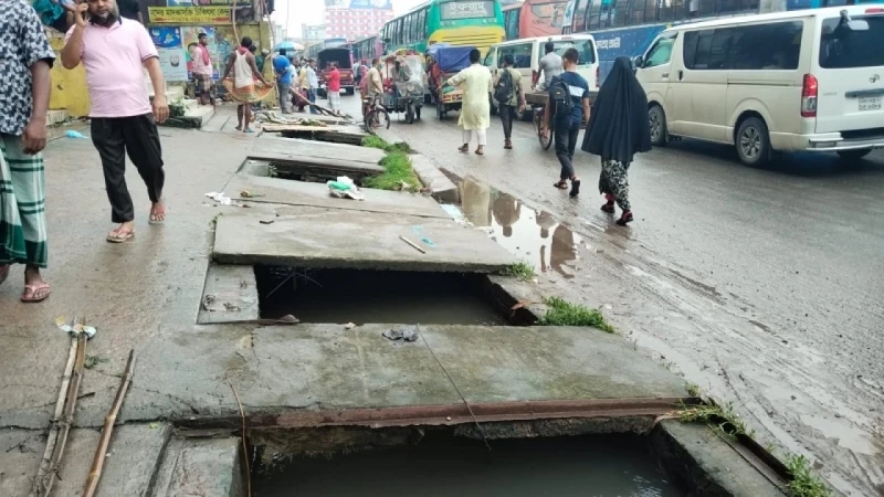 পরিচয় মিলেছে ড্রেনে পড়া নারীর, উদ্ধার অভিযান চলমান