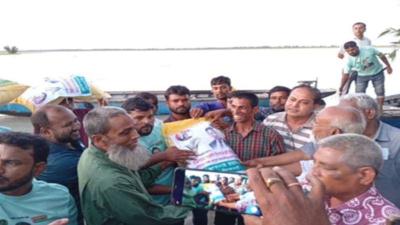 ডিমলায় বন্যার কবলিত অসহায় পাশে ইঞ্জিনিয়ার তুহিন