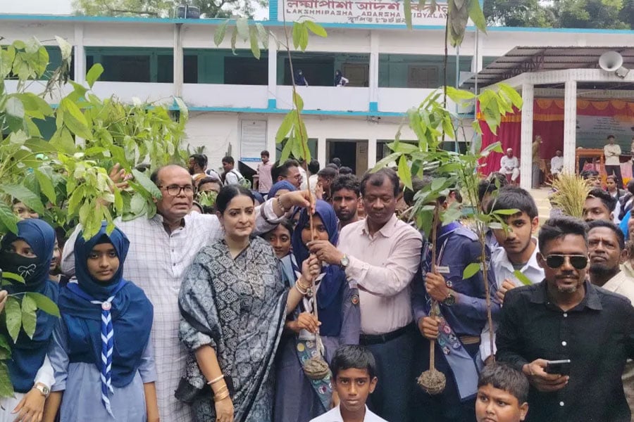 শিক্ষার্থীদের মাঝে গাছের চারা বিতরণ করলেন নিপুণ রায় চৌধুরী