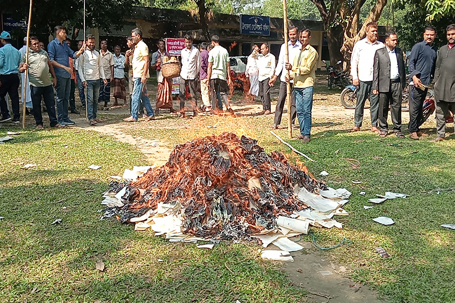 নবাবগঞ্জে ১৮০০ টি জমির দলিল পোড়ালো সাব রেজিস্ট্রার