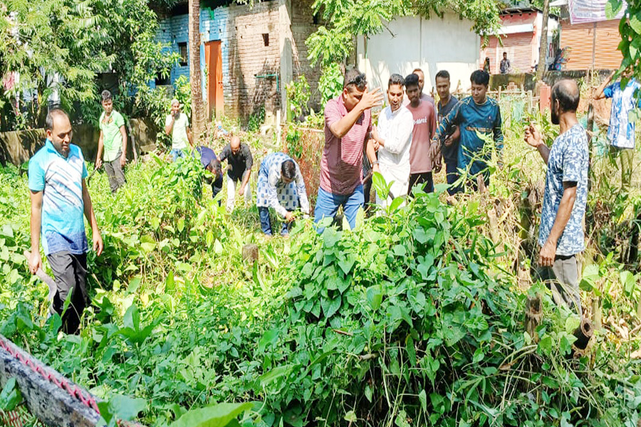 মল্লিকপুর গোরস্থান পরিস্কার করলো পৌর স্বেচ্ছাসেবক দল